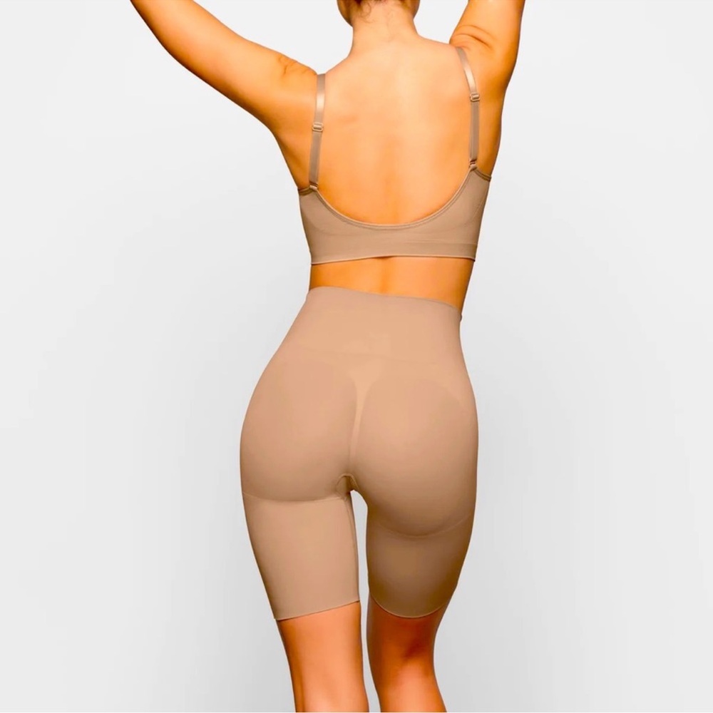 SKIMS- BUTT ENHANCING SHORT